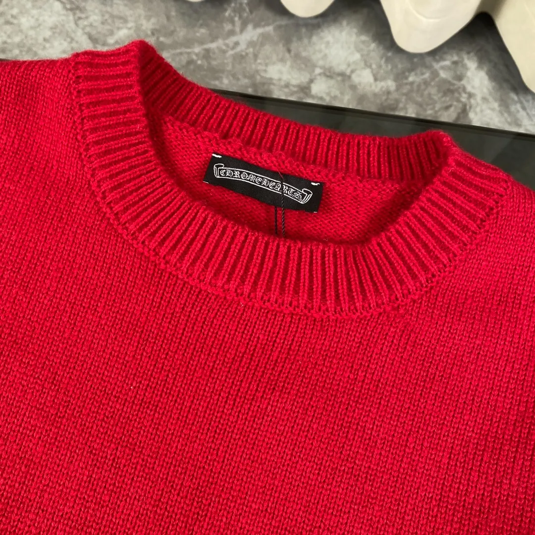 P230 High-quality Chrome Hearts CH Chrome Hearts patchwork cross hole knitted sweater pullover. The popular style is the same for men and women. It is matched with black and white. It looks good in real life. The upper body is good-looking. It looks good in daily wear. It is even more photogenic. It’s hard not to buy it. Buy it for me!!! Believe me, no one can refuse such a long Chrome Hearts jacket. The version has been expanded based on the old version. The upper body is loose and stylish, and the hem is expanded to a casual design. Fat people look extremely slim, thin people have limited height and high-end. Ten thousand yuan ZP printing, 1:1 perfect restoration, looks good when worn alone or stacked, can be easily controlled by both men and women. If you care more about quality, you must also respect the price. It is completely different from the thin see-through bottoms and junk products on the market that pill when worn. If the style makes you shine at a glance, then quality is what you should pay more attention to. Compared with price, we focus on quality. Customers who have received my products all know it. ️️️ Sweaters on the market are generally made of bract core yarn. We use modal. The advantages over core-spun yarn are very intuitive: high cost, high price, high density, relatively expensive for developers, and let us make a lot less money. In addition, it is delicate, has no scum on the upper body, resists pilling, and is high-end. We are conscientious sellers and do not use core-spun yarn. Apart from being cheap, core-spun yarn is really useless. It shrinks, pills, hooks, and makes people pierced. He is proficient in everything. It is 2024. Who doesn’t want to look decent when they go out? Quality determines the upper body effect. No matter how bad the quality, the best style is still the temperament of the urban-rural fringe. We only do long-term business. Quality determines character. Take it back and wear it with confidence and wash it. The quality of the pattern will definitely make your eyes shine. We only make the right version of high quality. We make high-end hard goods. Reject junk goods and reject fast food. Conscientious quality and conscientious price. You deserve it!  Color: Black White Gray Red Size: S M L